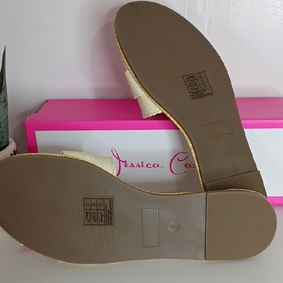 Jessica Carlyle Cream Flat Sandals Big Buckle Single Band Avero White NWT Chic - Picture 5 of 8
